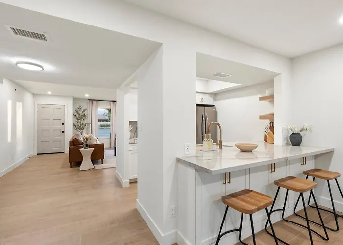 Apartment Opulent Old Town | Pool | Yard! *