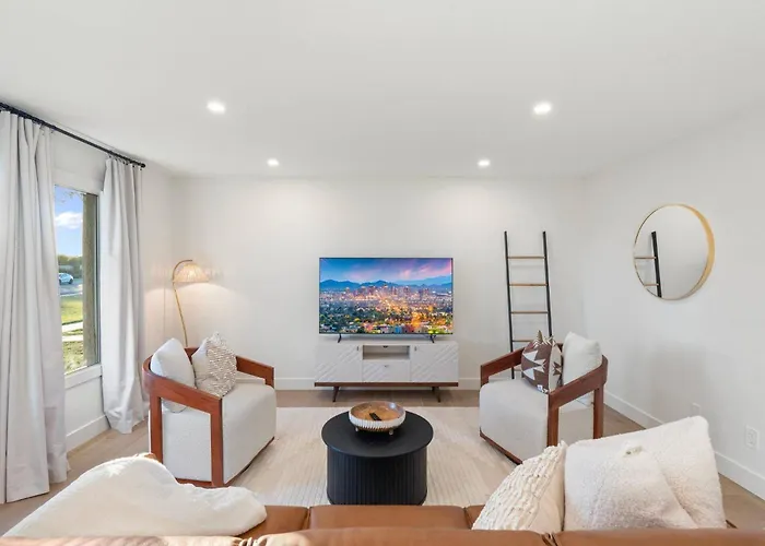 Apartment Opulent Old Town | Pool | Yard! Scottsdale