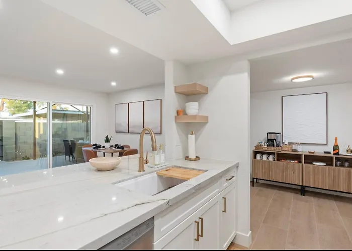 Apartment Opulent Old Town | Pool | Yard!
