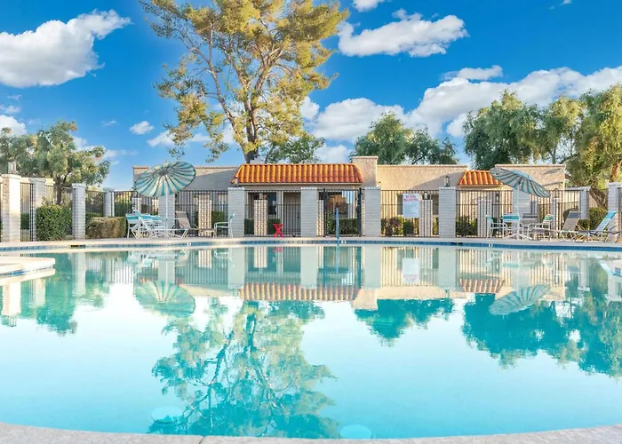 Opulent Old Town | Pool | Yard! *